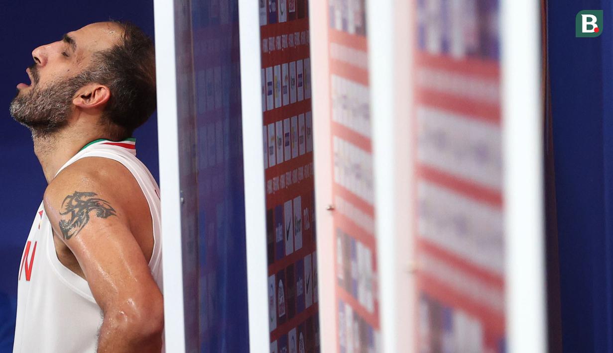 Pebasket veteran Hamed Haddadi tampak menghela nafas panjang setelah memainkan laga terakhirnya bersama Timnas Iran pada pertandingan FIBA World Cup 2023 di Indonesia Arena, Sabtu (2/9/2023). (Bola.com/M Iqbal Ichsan)