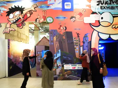 Pengunjung mengunjungi pameran karakter Juki  di Sarinah Jakarta Jumat (10/6/2022). Pameran digital painting bertajuk "Si Juki In  Painting Universe" merupakan eksperimen Faza dalam mengeksplorasi seni Digital Painting dan apresiasi terhadap karya-karya seni rupa yang melegenda. (merdeka.com/Imam Buhori)
