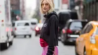 Punya jaket hoodie di rumah, tapi masih bingung cara padu padannya? Coba intip inspirasinya dari tips fashion berikut ini. (Foto: Instagram @thestyleograph)