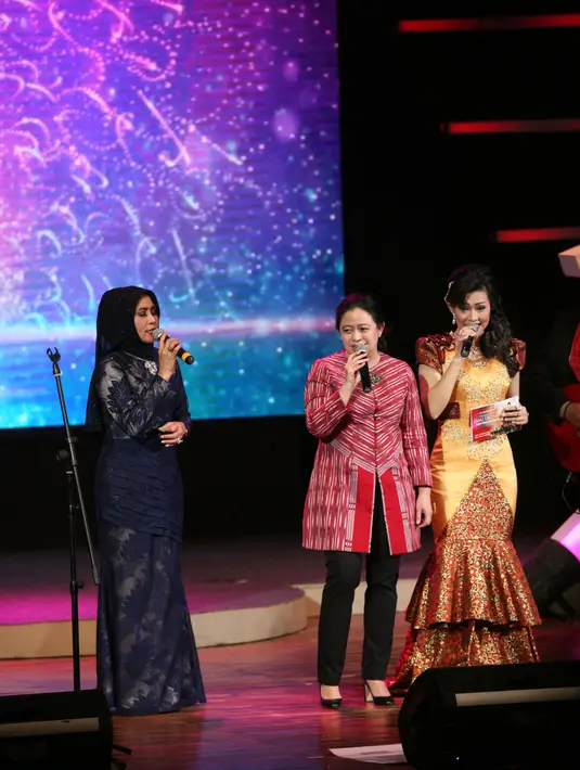 Konser mengenang perjalanan panjang musisi legenda, Benny Panjaitan tidak hanya diisi oleh para penyanyi. Tapi juga menteri dan kapolri. Puan Maharani Menko Pembangunan Manusia dan Kebudayaan (PMK) ikut menyumbangkan dua lagu. (Nurwahyunan/Bintang.com)