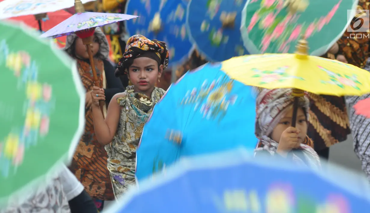 Arak-arakan Payung Nusantara membuka Festival Payung Indonesia 2018 di Taman Lumbini, Komplek Candi Borobudur, Magelang, Jumat (7/9). Festival  ini juga didapuk dapat membawa peningkatan ekonomi untuk masyarakat sekitar Borobudur. (Liputan6.com/Gholib)