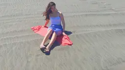 Panas-panasan di gurun pasir, perempuan berusia 20 tahun tersebut hanya pakai tanktop dengan pose-posenya yang sangat seksi. Cassandra Lee tampak natural sekali di foto ini. (Instagram/cassandraslee)
