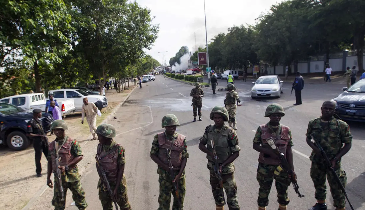 Sejumlah tentara dikerahkan untuk menutup akses masuk menuju lokasi meledaknya bom di sebuah pusat perbelanjaan di Abuja, Nigeria, (25/6/2014). (REUTERS/Afolabi Sotunde)