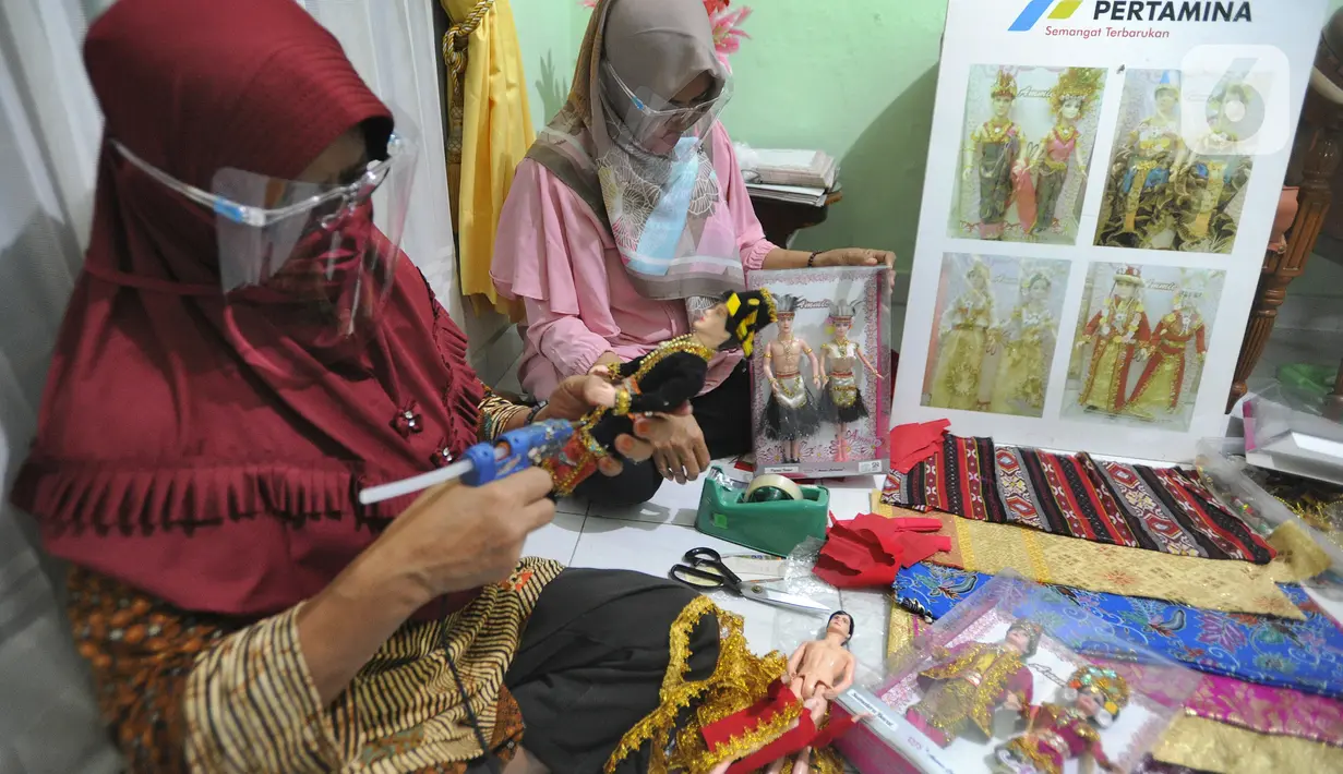 Ibu rumah tangga menyelesaikan pembuatan boneka adat Indonesia di Ammie Dolls, Kawasan Depok, Kamis (13/08/2020). UMKM binaan Pertamina ini sebelum masa pandemi mampu menghasilkan 200 pasang boneka tiap bulannya dengan harga antara 135 ribu hingga Rp 200 ribu per pasang. (merdeka.com/Arie Basuki)