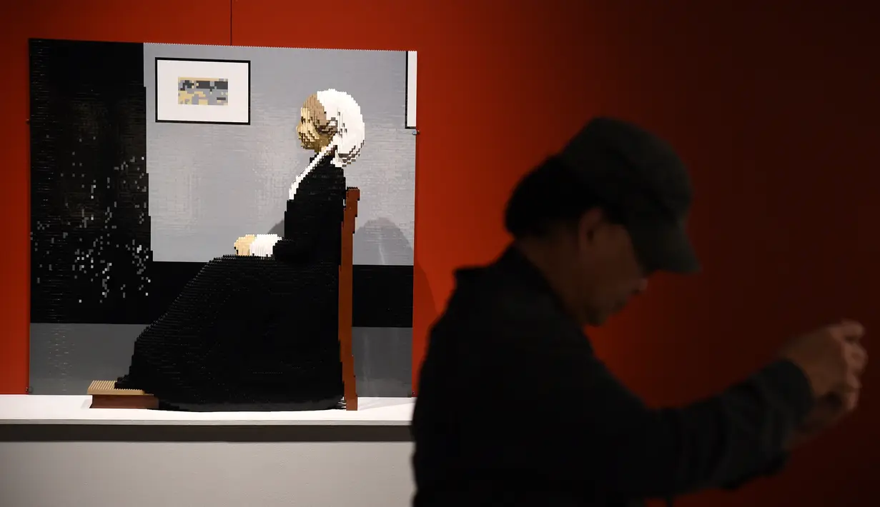Interpretasi lukisan minyak James McNeill Whistler ‘Arrangement in Grey and Black No. 1’ yang terbuat dari 15.283 keping lego dihadirkan saat pratinjau pameran The Art of the Brick di California Science Center, Los Angeles, California, Amerika Serikat, Rabu (26/2/2020). (AP Photo/Chris Pizzello)