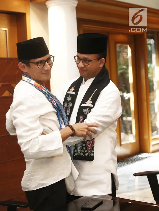 Wakil Gubernur DKI Jakarta Sandiaga Uno saat berpamitan dengan Gubernur Anies Baswedan seusai menyampaikan surat pengunduran diri di Balai Kota, Jumat (10/8). Sandiaga memutuskan untuk menjadi Cawapres Prabowo Subianto. (Liputan6.com/Herman Zakharia)