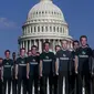 100 potongan karton CEO Facebook Mark Zuckerberg yang mengenakan kaos bertuliskan "fix fakebook" berjejer di halaman Capitol AS di Washington DC (10/4). Sebelmunya, Zuckerberg tersandung skandal kebocoran data Facebook. (Zach Gibson / Getty Images / AFP)