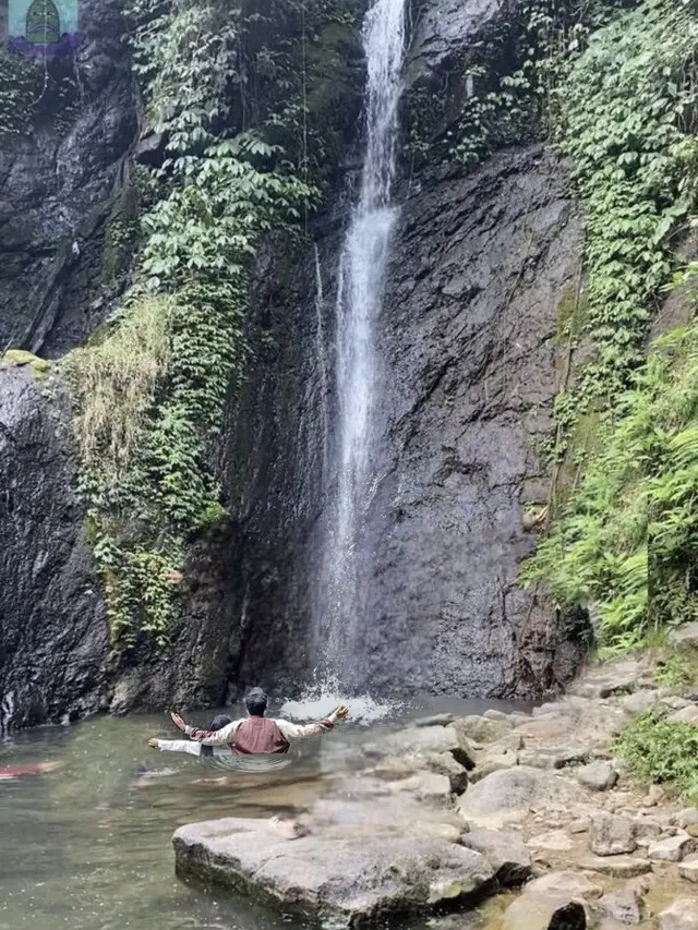 6 Editan Foto Pasangan di Air Terjun Ini Nyeleneh, Jadi Gagal Terlihat Romantis