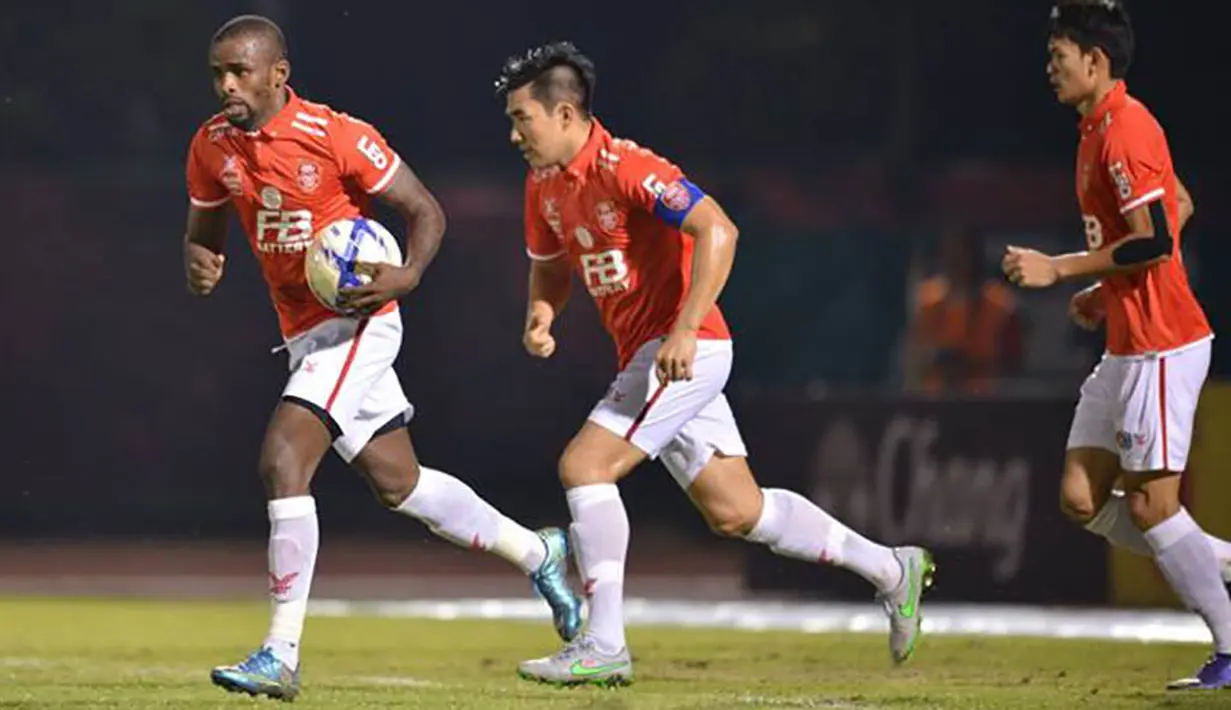 Sebelumnya Greg Nwokolo juga pernah bermain di Thailand bersama klub Chiangrai United pada 2012 silam. (Sasana.Bectero.com)
