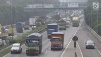 Truk melintas di ruas Jalan Tol Lingkar Luar Jakarta. (Liputan6.com/Immanuel Antonius)