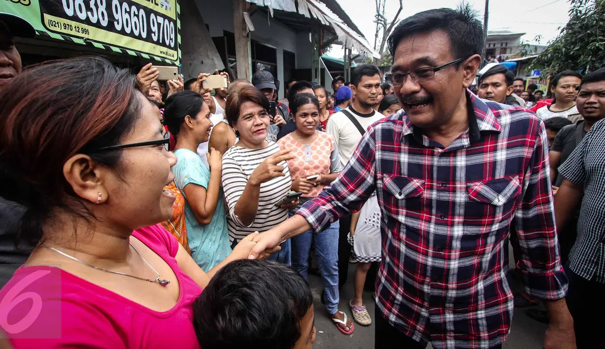 Cawagub DKI Jakarta Djarot Saiful Hidayat menyapa warga saat kampanye di Kembangan Utara, Jakarta, Rabu (9/11). Meski sempat dapat penolakan dari sekelompok orang, namun Djarot tetap blusukan untuk menyerap aspirasi warga. (Liputan6.com/Faizal Fanani)