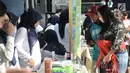 Petugas Badan Pengawasan Obat dan Makanan (BPOM) mensosialisasikan kepada warga jenis makanan dan produk kosmetik saat peringatan HUT ke-18 BPOM di Sarinah, MH Thamrin, Jakarta, Minggu (10/2). (Merdeka.com/Iqbal S. Nugroho)