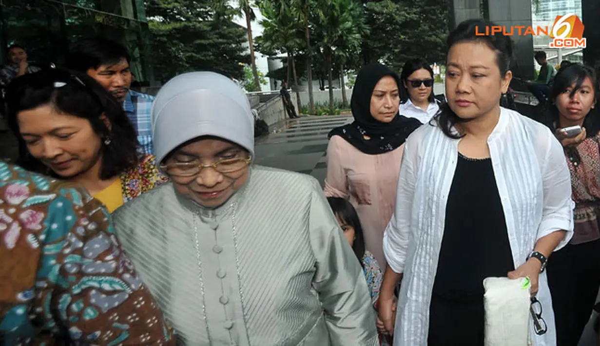 Sejak ditahan Kamis (16/10/13) lalu, baru Senin (21/10/13) Andi dijenguk oleh keluarga besarnya (Liputan6.com/ Abdul Aziz Prastowo)