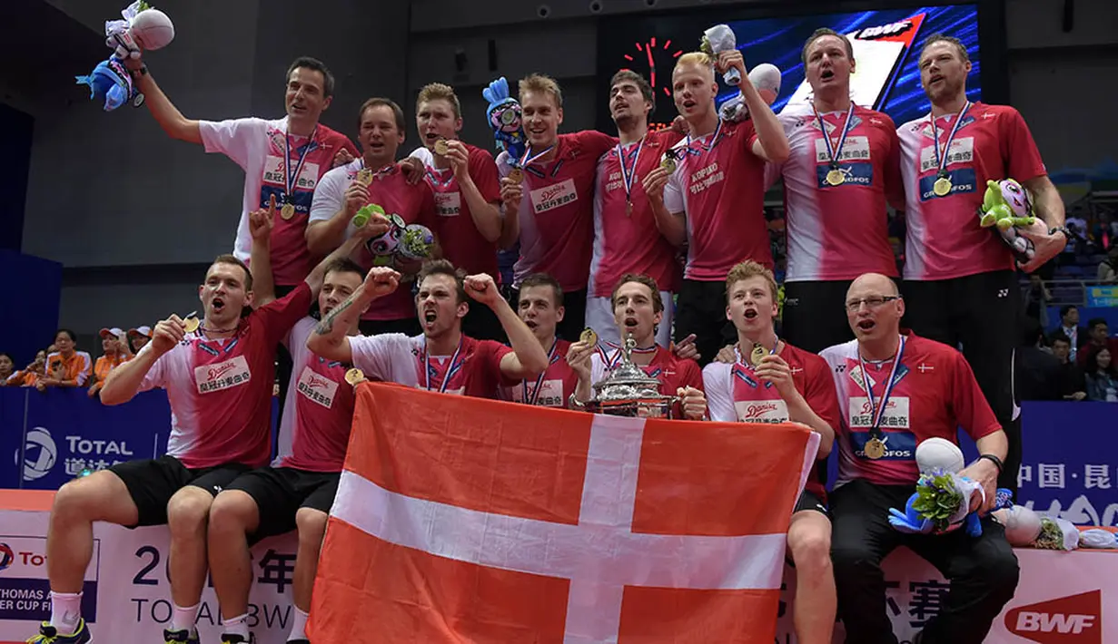 Para pebulutangkis beregu putra Denmark merayakan keberhasilan meraih gelar Piala Thomas. Gelar ini merupakan yang pertama bagi Denmark dan menjadi negara Eropa pertama yang pernah meraih Piala Thomas. (AFP/Johannes Eisele)