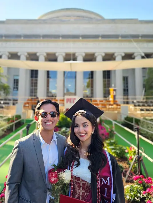 Perempuan 27 berhasil meraih gelar Master in Engineering and Management. Di belakang namanya kini Sabrina menyandang gelar M.Sc. [Foto: sabrinaanggraini/belvadevara].
