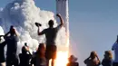 Kerumunan penonton di Playalinda Beach menyaksikan peluncuran Roket Falcon Heavy dalam sebuah penerbangan uji coba di Kennedy Space Center di Florida (6/2). (Joe Burbank / Orlando Sentinel via AP)