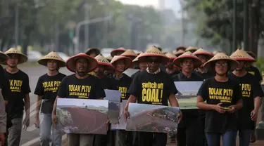 Warga Batang, Jawa Tengah menggelar aksi menolak rencana pembangunan PLTU batubara Batang, di depan Istana Merdeka, Jakarta, Rabu (3/6). Dalam aksi tersebut, mereka meminta Presiden Jokowi menghentikan pembangunan PLTU itu. (Liputan6.com/Faizal Fanani)