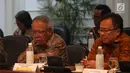 Menteri PUPR Basuki Hadimuljono (kiri) bersama Menteri PPN/Kepala Bappenas Bambang Brodjonegoro saat mengikuti rapat terbatas di Istana, Jakarta, Selasa (2/10). Rapat terbatas membahas penanganan korban gempa Sulawesi Tengah. (Liputan6.com/Angga Yuniar)
