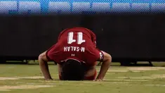 Gelandang Liverpool Mohamed Salah bersujud usai mencetak gol ke gawang Manchester City pada pertandingan International Champions Cup di East Rutherford, N.J. (25/7). Liverpool menang 2-1 atas City. (AP Photo/Julio Cortez)