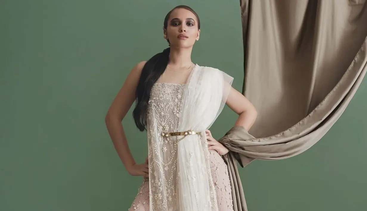 Pemain Seperti Hujan yang Jatuh ke Bumi ini sendiri cukup sering mengunggah berbagai kegiatannya di media sosial. Namun, dalam sehari-hari maupun syuting ia lebih sering tampil dengan makeup natural. (Liputan6.com/IG/@auroraribero)