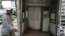 Kondisi lift khusus lansia dan ibu hamil yang rusak di JPO Sarinah, Jakarta, Kamis (2/3). Kurangnya perhatian pihak terkait menyebabkan lift tersebut menjadi terbengkalai serta tidak berguna. (Liputan6.com/Immanuel Antonius)