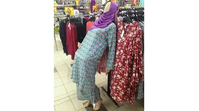 Potret 6 Manekin Terlihat Lelah Ini Kocak Banget, Bikin Ketawa