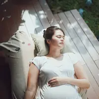 Potret baby bump Sabai Morscheck diusia kandungan 4 bulan. (Sumber: Instagram/@ringgoagus)