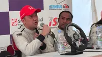 Alvin Bahar (kiri) saat memberi keterangan usai balapan di BSD City Grand Prix akhir pekan lalu (istiewa)