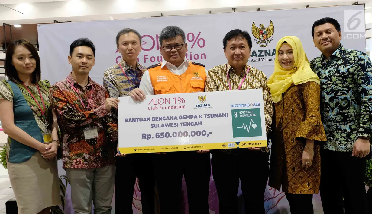 Jajaran PT AEON Indonesia dan BAZNAS foto bersama pada acara Bantuan Bencana Gempa Palu di Jakarta, Jumat (12/10). AEON 1% Club Foundation memberikan donasi senilai 5 juta yen atau sekitar Rp 650 juta. (Liputan6.com/HO/Arif)