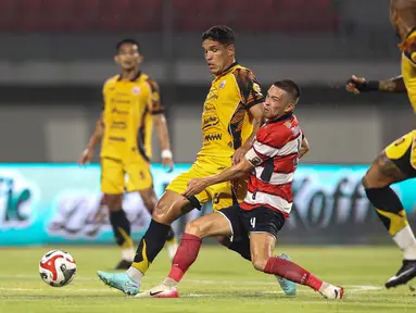 Pemain belakang Persija Jakarta, Van Basty Sousa E Silva (kedua kiri) menahan laju Jordy Hendrik Nicolaus Wehrmann (Madura United) saat pertandingan lanjutan BRI Super League 2025/2026 di Stadion Gelora Ratu Pamelingan, Pamekasan, Madura, Jawa Timur, Jumat (24/10/2025). (Bola.com/Abdul Aziz)
