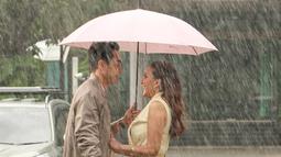 Saat berjalan berdampingan membawa tas belanjaan, keduanya tampak seperti pasangan yang baru menikmati momen belanja bersama. Donna sesekali menggandeng ujung gaunnya agar tidak basah, sementara Darius setia menjaga kenyamanan sang istri. Kebersamaan mereka terlihat sangat natural dan tulus. Liputan6.com/IG/@darius_sinathrya)