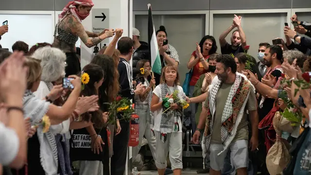 Dideportasi Israel, Greta Thunberg dan Ratusan Aktivis Global Sumud Flotilla Tiba di Yunani