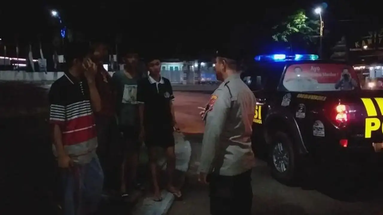 Kapolsek Banyuwangi Kota AKP Kusmin  memberikan imbaun kepada pemuda di kawasan Simpang Lima Banyuwangi, untuk tidak melakukan perang sarung (Istimewa)