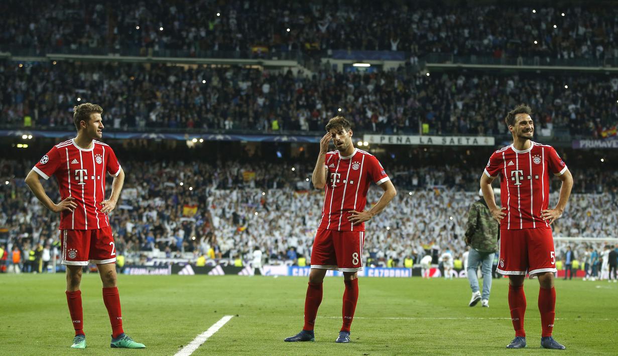 Para pemain Bayern kecewa usai kalah agregat dari Real Madrid  pada leg kedua semifinal Liga Champions di Santiago Bernabeu stadium, Madrid, (1/5/2018). Madrid menang agregat 4-3. (AP/Paul White)