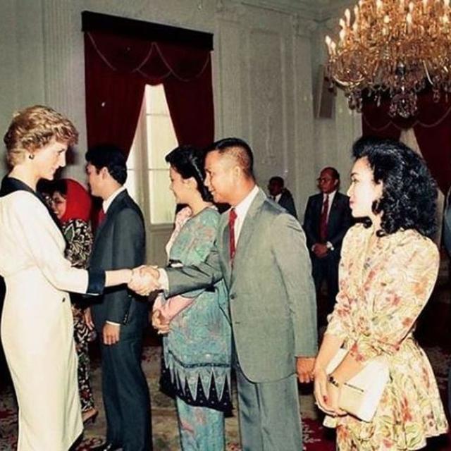 Berambut Cepak Prabowo Subianto Bersalaman Dengan Putri Diana Lifestyle Liputan6 Com