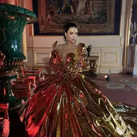 Katy Perry tampil glamor dan dramatis dibalut gaun emas metalik di konser penobatan Raja Charles III. (Foto: IG/katyperry).