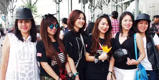 Para penggemar boyband asal Korea Selatan, BigBang, yang sudah tak sabar melihat aksi panggung dari G-Dragon dan kawan-kawan di Indonesia Convention Exhibition (ICE) BSD City, (1/8/2015). (Wimbarsana/Bintang.com)