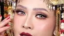 Rupanya Bella Bonita memang telah sering mengeksplorasi gaya makeup pengantin. Seperti terlihat dalam foto ini, ia menjadi model makeup pengantin, lengkap dengan suntiang dan bold makeup bernuansa merah yang memesona. Foto: Instagram.
