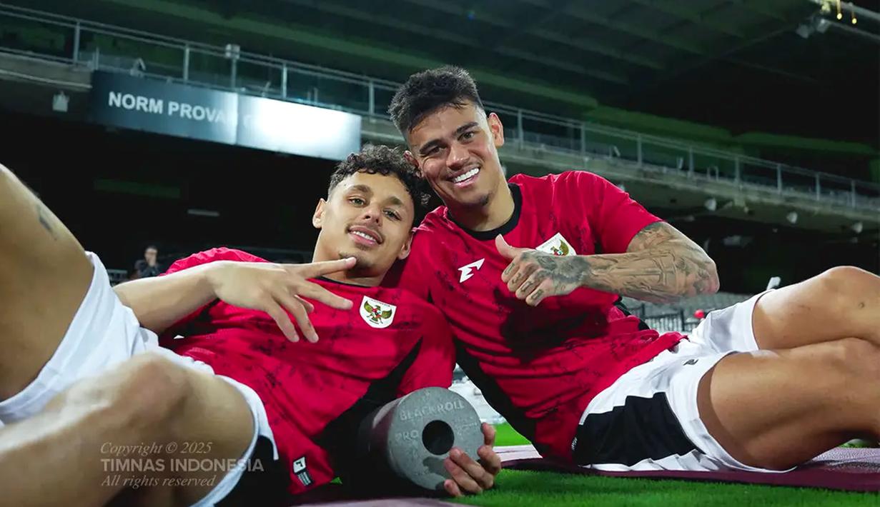 Pemain Timnas Indonesia, Dean James (kiri) dan Mees Hilgers saat melakukan latihan perdana menjelang laga putaran ketiga Kualifikasi Piala Dunia 2026 melawan Australia di Stadion Netstrata Jubilee, Sydney, Selasa (18/03/2025) waktu setempat. (Dok. PSSI)