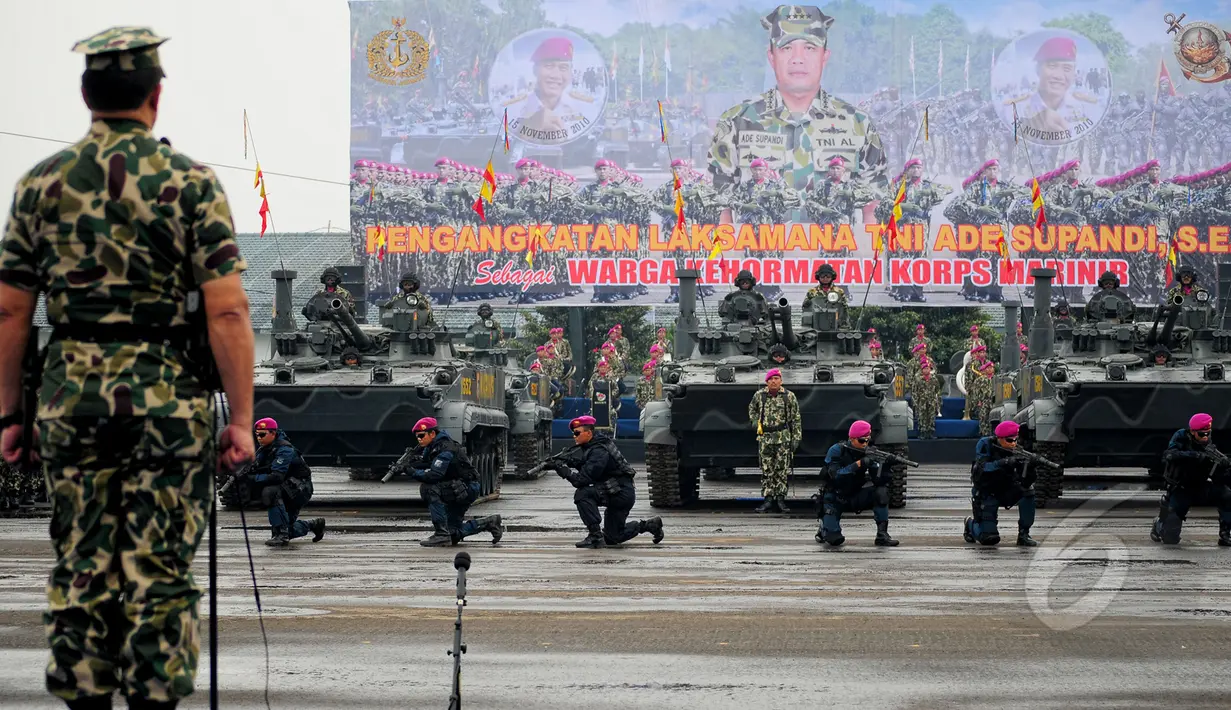 Suasana upacara pengangkatan Kepala Staf Angkatan Laut (KSAL) Laksamana Ade Supandi sebagai warga kehormatan Korps Marinir, Cilandak, Jakarta Selatan, Kamis (2/4/2015). (Liputan6.com/Yoppy Renato)