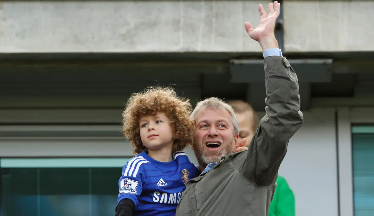 Pemilik Chelsea Roman Abramovich bergembira usai timnya berhasil keluar sebagai Juara Liga Premier Inggris 2014/2015 di Stamford Bridge, Inggris, (3/5/2015). Ini merupakan juara kelima bagi Chelsea dalam ajang Liga Premier Inggris. (Reuters/John Sibley)