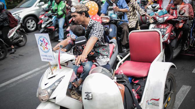 Penyandang disabilitas dengan menggunakan kendaraan yang dimodifikasi khusus mengikuti pawai budaya di kawasan MH Thamrin, Jakarta, Selasa (27/8/2019). Kegiatan bertema 
