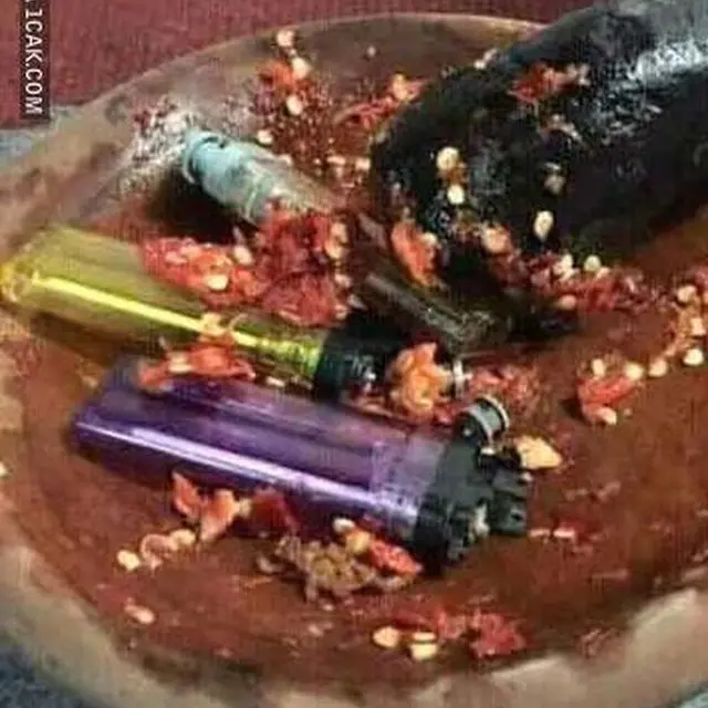 6 Potret Nyeleneh Orang Membuat Sambal Ini Bikin Senyum Tipis