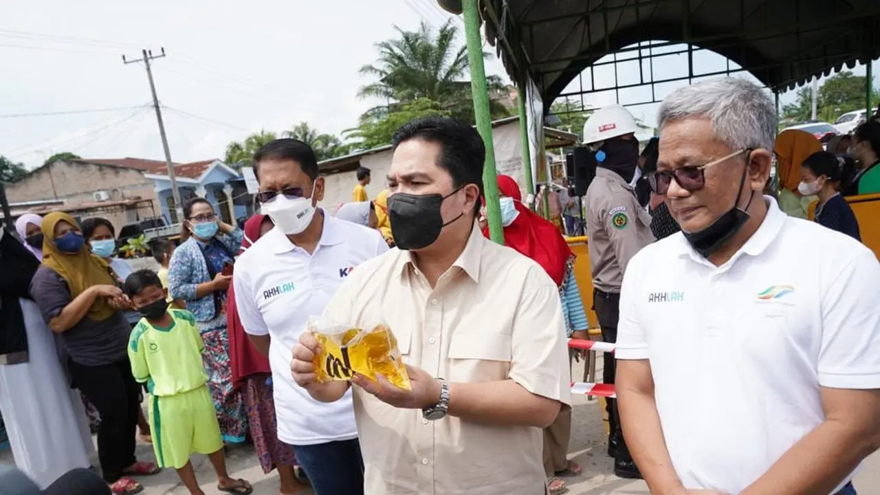 Menteri BUMN Erick Thohir menggelar operasi pasar guna menyediakan minyak goreng murah di Kuala Tanjung, Sumatera Utara, Sabtu (8/1/2022)