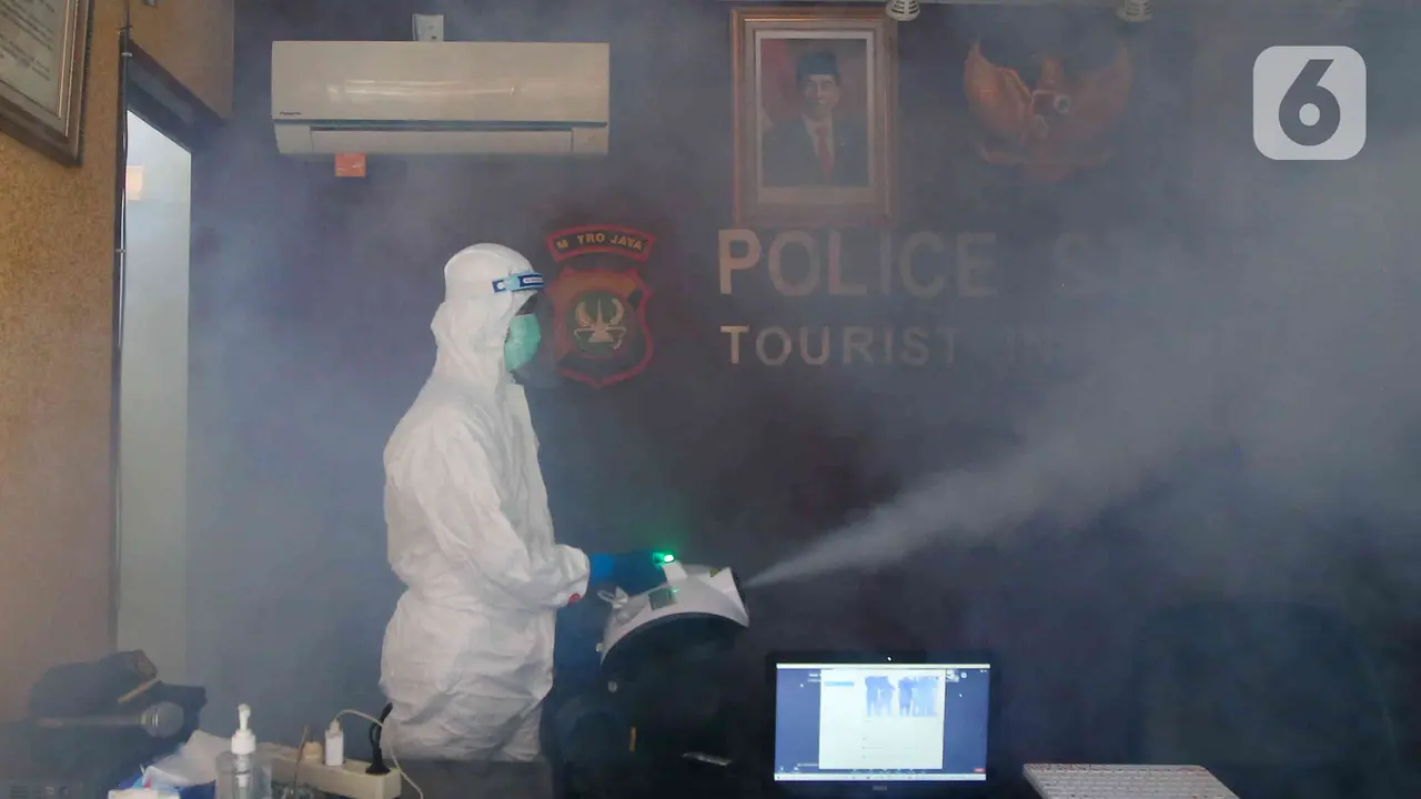 Penyemprotan Disinfektan di Area Publik