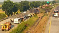 Bus pariwisata PHD Trans dengan nomor polisi AG 7055 UW, terguling di tol Jombang-Mojokerto. (Istimewa)