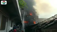 Api sulit dipadamkan karena kondisi rumah berdekatan dan sebagian terbuat dari bahan semi permanen.