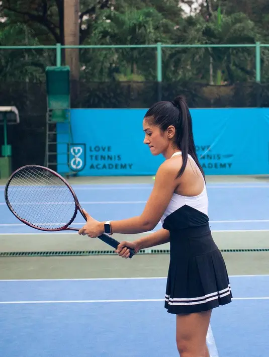 <p>Fanny Ghassani tak hanya dikenal cantik, tetapi juga memiliki body goals idaman. Artis berusia 31 tahun itu rajin berolahraga seperti yang sering diperlihatkannya di Instagram. Ia menjajal olahraga tenis dan bertekad untuk rutin berlatih. Hal itu diunggkapnya melalui unggahan foto dirinya tengah berlatih. (Instagram/@fannyghassani)</p>
