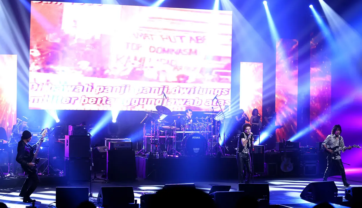 Konser yang dipromotori oleh Helmi Yahya ini menampilkan God Bless yang masih tetap perkasa. Energinya masih begitu terasa sehingga menyihir penonton untuk berjingkrak menikmati setiap irama yang disuguhkan. (Galih W. Satria/Bintang.com)