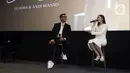 Penyanyi Lyodra Ginting (kanan) bersama musikus sekaligus komposer Andi Rianto saat konferensi pers peluncuran remake lagu 'Sang Dewi' di kawasan Thamrin, Jakarta, Kamis (11/8/2022). Lyodra Ginting secara resmi meluncurkan remake lagu lawas dan musik video 'Sang Dewi' yang berkolaborasi dengan Andi Rianto. (Liputan6.com/Herman Zakharia)